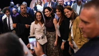 Isabel Díaz Ayuso se ha comprado en Zara la falda que es puro efecto tipazo y tendencia este otoño