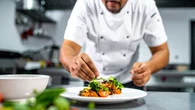 Un cocinero recomienda poner este ingrediente común para mejorar cualquier plato: potencia el sabor