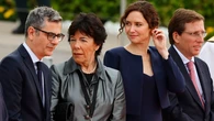 Isabel Díaz Ayuso deslumbra con vestido marino que siempre sienta bien y torera dosmilera para la llegada del pontífice