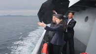 Kim Jong-Un exhibe un nuevo buque de guerra antes de la visita del presidente chino Xi