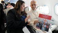 El Papa León XIV posa con el suplemento especial de LA RAZÓN en su vuelo rumbo a España