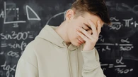 Si tu hijo saca malas notas, deja de echarle la culpa: la verdadera razón está en algo que hacen miles de padres sin querer cada día