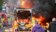 Las impactantes imágenes de los disturbios en Belfast tras el apuñalamiento de un hombre