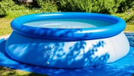 La Ley de Propiedad Horizontal lo aclara: cuándo puedes instalar una piscina hinchable en tu terraza sin incumplir la normativa