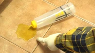 Ni papel de cocina ni bayetas: el método para limpiar el aceite derramado en el suelo o en la encimera sin dejar la superficie grasienta