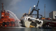 Continúan los trabajos de extinción del buque Awadi, que arde en el puerto de Ribeira