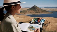 La ilustradora extremeña Alicia Aradilla recorre la región para mostrar su riqueza natural y rural entre sus seguidores