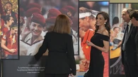 La Reina Letizia recupera su vestido negro más impecable en Barcelona: escote Bardot, joyas históricas y elegancia en una noche de periodismo