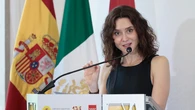 De Panambi a Vogana: el giro de estilo de Isabel Díaz Ayuso en México con el conjunto azul marino que estiliza y eleva cualquier look