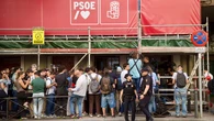 Máxima expectación en Ferraz: cortes de acera y decenas de periodistas colapsan la sede del PSOE