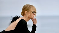 De Nicole Kidman a Carlota Casiraghi: el front row del desfile de Chanel en Biarritz confirma que la camisa blanca y el negro absoluto son la clave del estilo