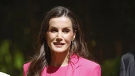 La Reina Letizia deslumbra en Granada con su traje fucsia más favorecedor: el look de primavera que eleva el clásico sastre