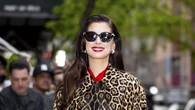 Anne Hathaway lo vuelve a hacer en Nueva York: el look de leopardo y rojo que sí aprobaría Miranda Priestly antes del estreno de ‘El diablo viste de Prada 2’