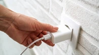 Dejar el cargador enchufado: ¿Cuánta energía consume y qué de peligroso es?