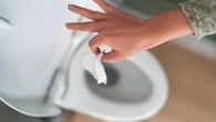 Crean baños públicos en China que obligan a ver un anuncio en el móvil antes de dispensar papel higiénico