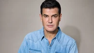 Alejandro de Miguel, diseñador: "Los vestidos sencillos y bien cortados serán la clave de los looks de invitada más elegantes de primavera-verano 2026"