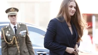 La Princesa Leonor se estrena en Navarra con un traje sobrio (a juego con su madre) que refleja su madurez