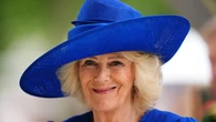 La reina Camila apuesta por el azul eléctrico en Ascot y rescata una joya con más de un siglo de historia