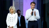 Brigitte Macron vuelve a confiar en el blanco y negro con la americana más elegante del verano francés