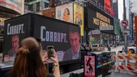 Hazte Oír presigue a Sánchez hasta Nueva York con la polémica lona que le llama "corrupto"
