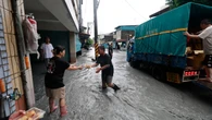 Piscinas improvisadas, pesca urbana y humor: la cara insólita del tifón Ragasa en Macao
