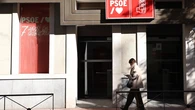 Agentes de la Guardia Civil entran en la sede del PSOE en Ferraz por una presunta trama de financiación ilegal