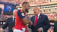 El frío saludo de Borja Iglesias a Donald Trump