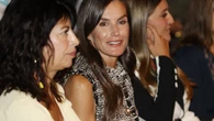 Chaleco de tweed y Mary Jane blancas: el look parisino de la Reina Letizia que será inspiración este otoño