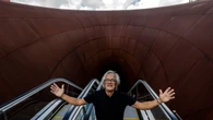 Kapoor inaugura en Italia una colosal estación de metro de 220 toneladas de acero e inspirada en Dante Alighieri