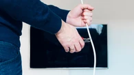 El truco para ocultar los cables si decides colgar la televisión en la pared: no hace falta hacer obras