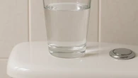 ¿Por qué se recomienda poner un vaso de vinagre en el baño y qué significa?