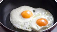 El huevo frito perfecto: un ingrediente de tu cocina lo hace mucho mejor