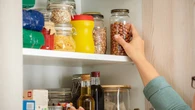 Tres alimentos que nunca deberías comer aunque los tengas en casa según un experto