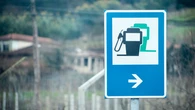 El truco para saber si una gasolinera está en la autovía o en un desvío que se esconde en la señal