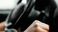¿Insultas cuando conduces? Tres de cada cuatro españoles confiesan que se "transforman" por completo al volante