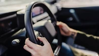 El peligro del calor dentro del coche: el descuido con estos dos elementos que altera tus reflejos tanto como el alcohol