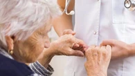 Las personas con un alto nivel educativo podrían ser diagnosticadas con Alzheimer más tarde que el resto, según estudio