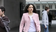 Rosalía revoluciona Londres (y la moda) con su look ‘lady’ Dior y botas moteras