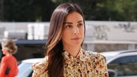 Sassa de Osma convierte el Lady Dior amarillo en el accesorio estrella del front row de Dior