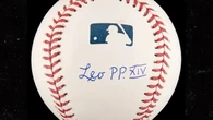 El curioso objeto firmado por el papa Leo XIV que se subasta en EE UU por miles de dólares