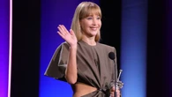 Jennifer Lawrence recibe el Premio Donostia a sus 35 años: vestido minimalista y tacones con calcetines