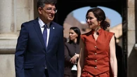 Isabel Díaz Ayuso encuentra el uniforme perfecto de primavera en una firma sevillana: chaleco de lino y pantalón palazzo en color caldera