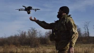 Los drones de combate pasan al siguiente nivel: ahora estarán impulsados por IA y atacarán en enjambres