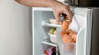 Una cocinera británica resuelve el debate: ¿huevos en la nevera o fuera?