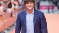 Jordi Cruz enseña a dominar las sartenes de acero: calor, paciencia y el truco de la gota de agua: "No se puede mover el alimento antes de tiempo"