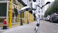 El robot mendigo que desconcierta a China: aparece arrodillado en una calle de Sichuan pidiendo limosna para “recargarse”