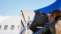 ¿Es mejor bajar del avión el primero o el último? Esto dicen los auxiliares de vuelo