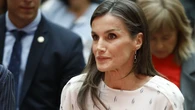 La Reina Letizia rescata una blusa de Hugo Boss de 2018 en una tarde de literatura infantil y confirma el poder del fondo de armario
