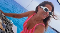 Nuria Roca tiene el bañador de rayas más favorecedor del verano en Menorca (y además está rebajado)