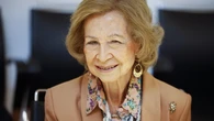 La Reina Sofía da una lección de elegancia con el broche de tortuga que guarda una historia muy especial